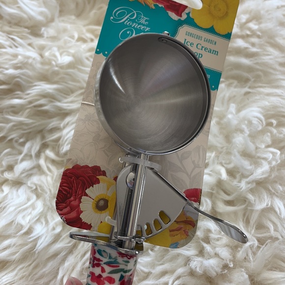 The Pioneer Woman Gorgeous Garden Ice Cream Scoop - Picture 3 of 3